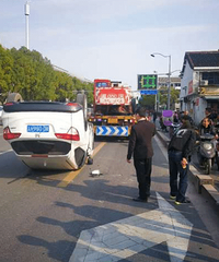 惊心动魄 越野车马路上翻车