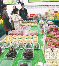 "随着气温升高 油桃、枇杷、樱桃…… 春季水果上市了"