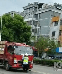 福全货车拖交警行驶 据说司机已抓到
