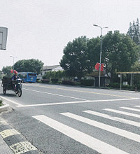 被撞两次的姑娘就住在国道边