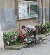 绍兴小区一大妈洗衣被集体吐槽