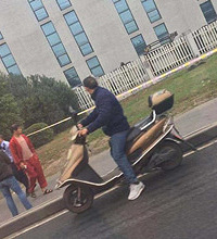滨海草坪横躺一男子,法医已到现场…