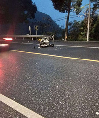平阳村发生交通事故,车毁严重
