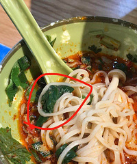 麻辣烫吃出头发 店员竟说正常