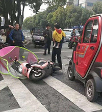 阿姨三轮车逆行 撞到电动车上