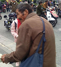 小学旁乞讨 这类人由谁管?