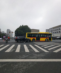 稽山路上 越野车和公交车追尾