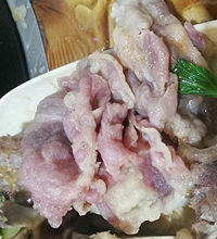 火锅店牛肉卷煮半天都是红红的?