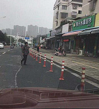 宽半米不到,这样的路障太奇葩