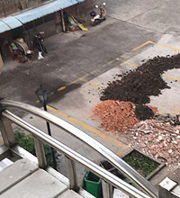 缺德 建筑垃圾占三个车位