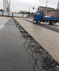 又是洋港西路 谁来管?