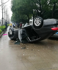 人行道上两车相撞 一车四脚朝天