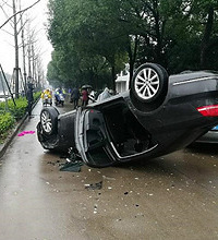 人行道上两车相撞 一车四脚朝天