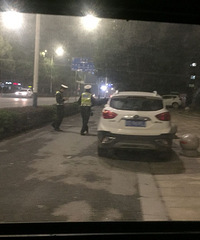 好无奈,小区门口都不让停了