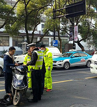 电动车悠着点,遵守交规最要紧
