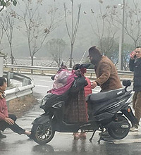 一小车撞到带孩子的老奶奶