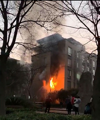 金湖湾小区火势挺大 无伤亡!