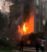 金湖湾小区火势挺大 无伤亡!