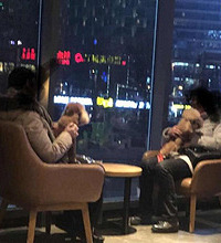 在星巴克遇到两个带狗的客人