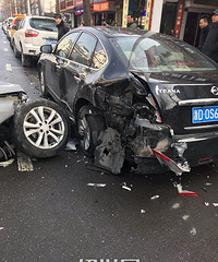 稽山路发生车祸 现场多辆汽车被撞