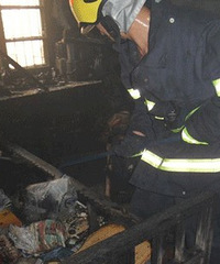 "东街白果小区居民楼一个房间着火了(图)"