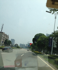 大环线椒路交界处,惊现二块大型显示屏