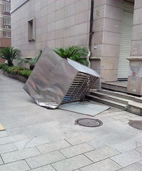 "整个防盗窗掉下来"