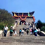 姑娘我徒步上泰山
