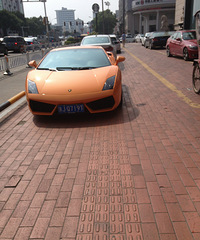 【个性街拍】+星巴克门口的豪车
