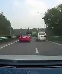 ���۸��ٹ�·���±��ǵ��أ������Ű���ˣ�