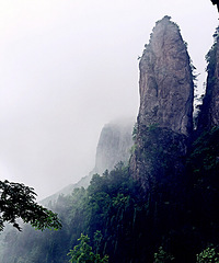 雨中狂奔方岩背,苦中作乐亦开心。方岩