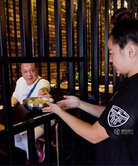 "铁笼、铁窗、铁栅栏、警服、警棍等等,你能想象到这只是餐厅吗"