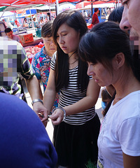 戴“手铐”的女人