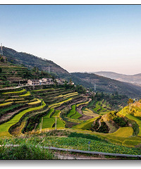 夕阳下的古老山村,“夏眠”时节过后新景象