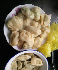 "第一次买面粉包饺子,煮熟后,特兴奋的拿给"