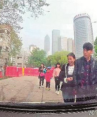 Ů���³�����Ū����䣬��·��ŮЦ�ż���