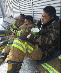 ��սһҹ����������˯���ˣ���������սʿ������硱����