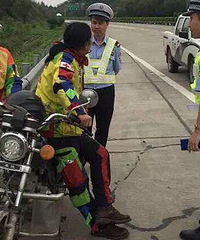 ��Ħ���ϸ��ٱ����أ�����������ͨ��֤��