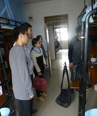 Ϩ�ƺ��һ���Ů������ �����鷿�ǵ��¶�