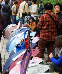 �Ϻ���԰�����׽ǣ���ĸ����̯��Ϊ��Ů����