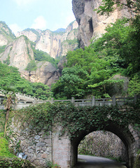 穿越五老巅——华峰,悬崖陡峭,群峰林立。
