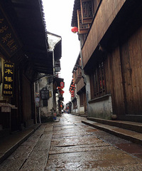 初夏的烟雨西塘,廊下赏景,听雨声