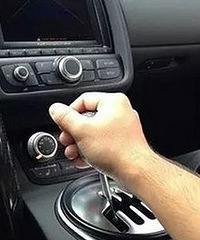 �Զ������ͣ��ʱ����ɲ+D��������ɲ+N����