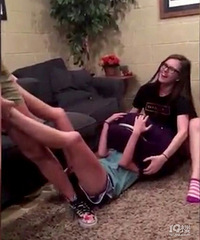 Ů�����ڿ���ͷ�� ����Ա�߾ȱߴ�Ц