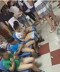 ������ˣ��ֵ����к����ŶӸ��Ƥ�ļ��ڡ�