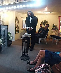 真爱?美34岁男子和自己的手机举行婚礼