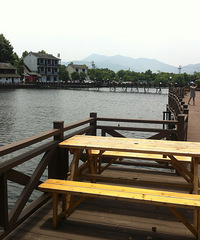 黄岩白莲塘村  阳光木椅小湖