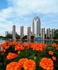 秋高气爽的市民广场