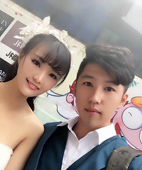 穿着婚纱去秋游
