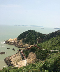 在绿道上享受拂面而来的凉爽海风